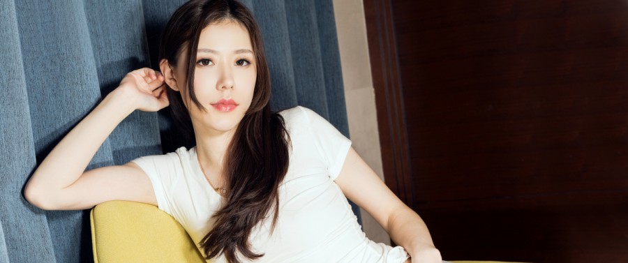 陈思思献唱《上了油画的女人》优美柔情堪称《雨巷》音乐版