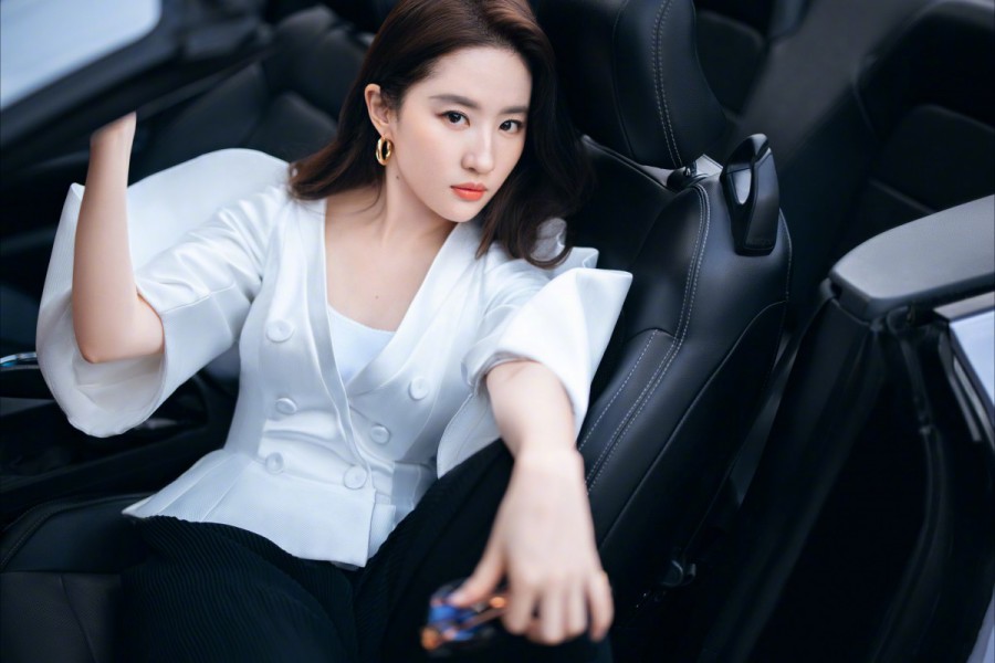 刘诗诗身穿阿玛尼顶级高定现身百花奖，从容坦荡尽显格局